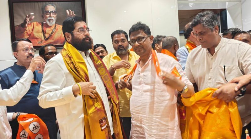 धारावीत काँग्रेसला मोठा धक्का-निष्ठावंत कार्यकर्त्यांचा शिंदेच्या शिवसेनेत जाहीर प्रवेश